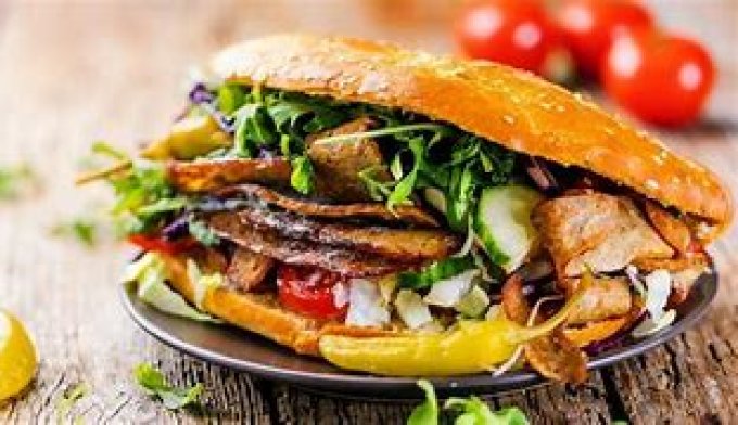 LE MENU KEBAB  MAISON  Dans GALETTE WRAPP avec frites sauce et 1 Boisson 